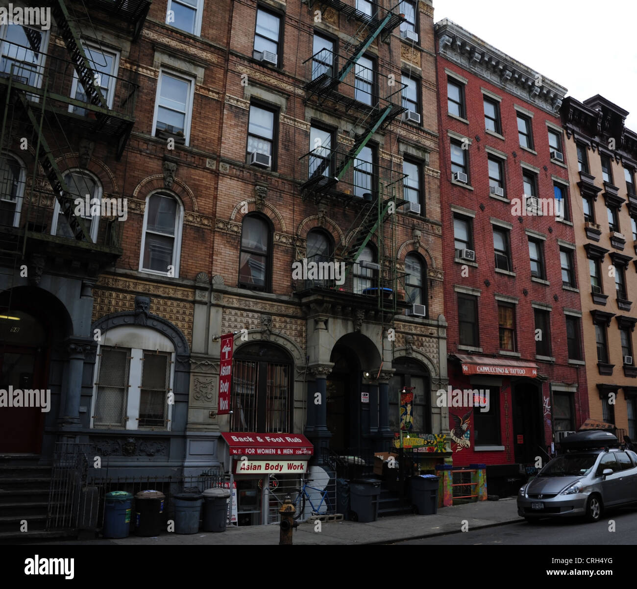 Vue sur le ciel gris de briques rouges Physical Graffiti 'Building' à côté de 'Fun', le tatouage de la ville la Place Saint Marc, East Village, New York Banque D'Images