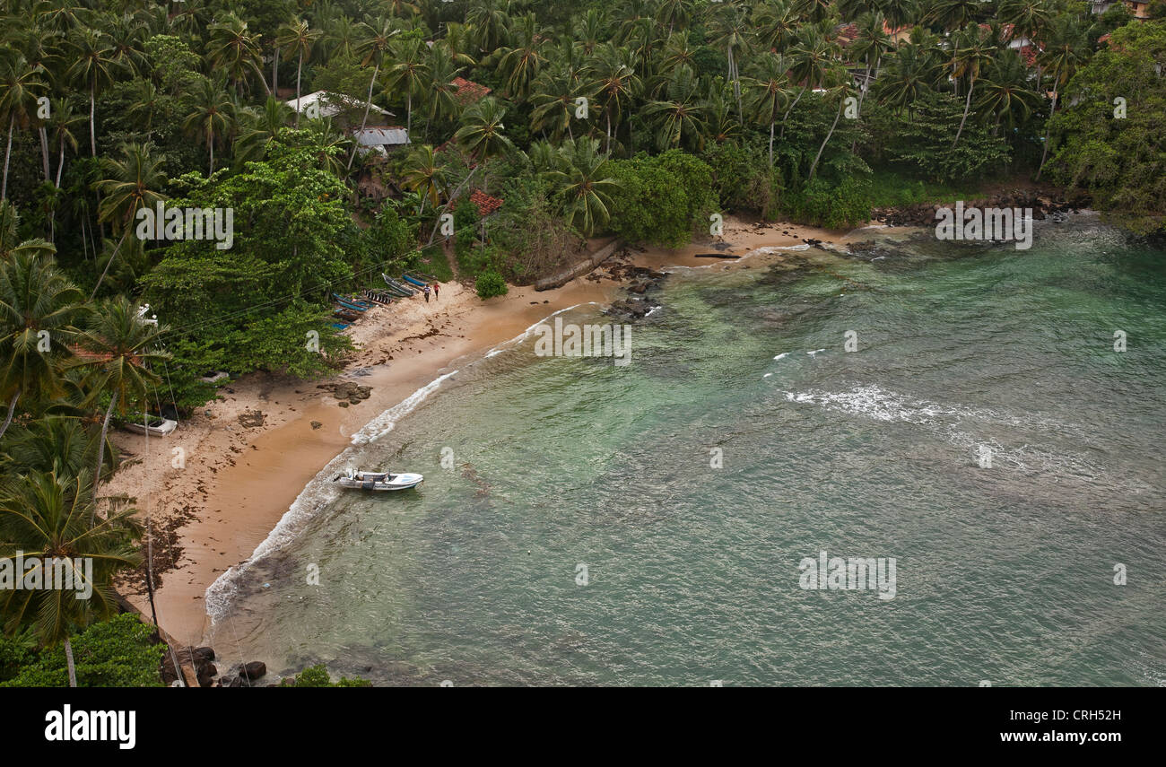 Une plage de sable bordée d'arbres cove vue depuis le phare de Galle Sri Lanka Banque D'Images