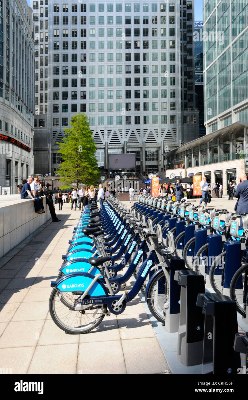 Location de vélos Barclays parrainé à côté de Canary Wharf Jubilee Line station de métro Isle of Dogs Tower Hamlets, East London England UK Banque D'Images