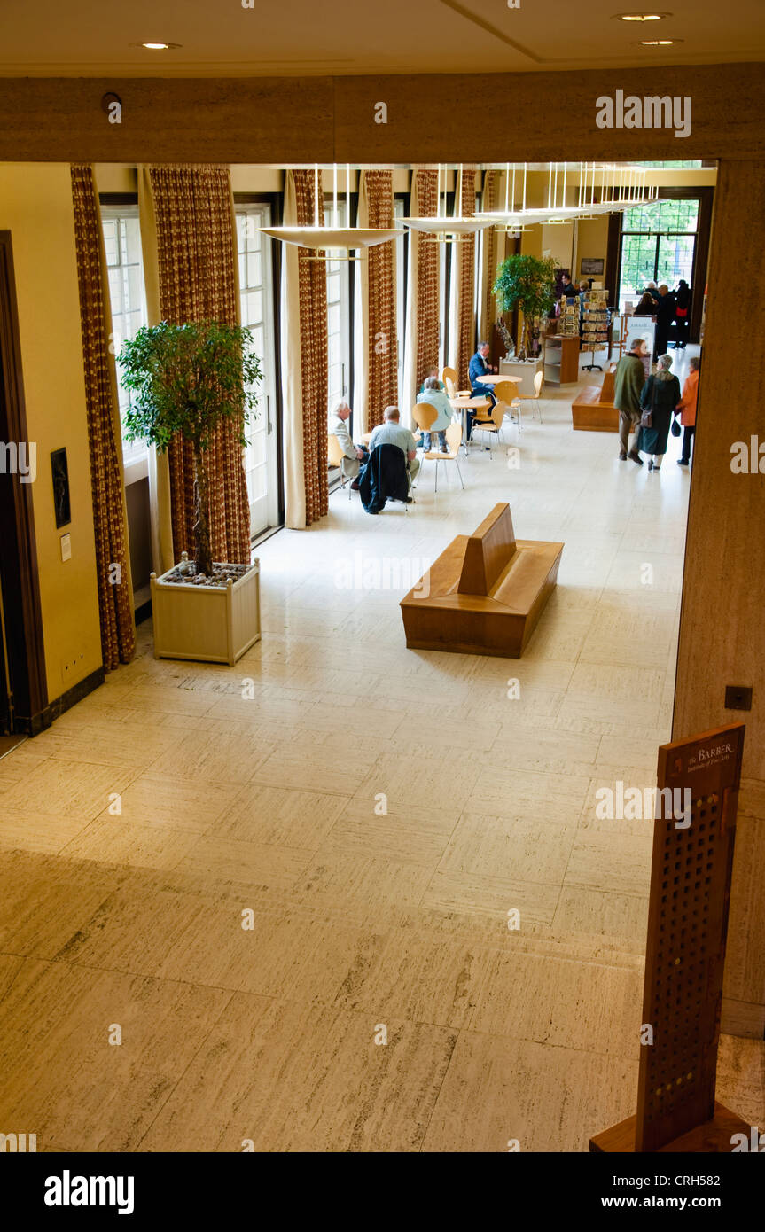 L'Institut des Arts en 1930, un intérieur impressionnant avec entrée en marbre travertin contenant un café et boutique. UK. Banque D'Images