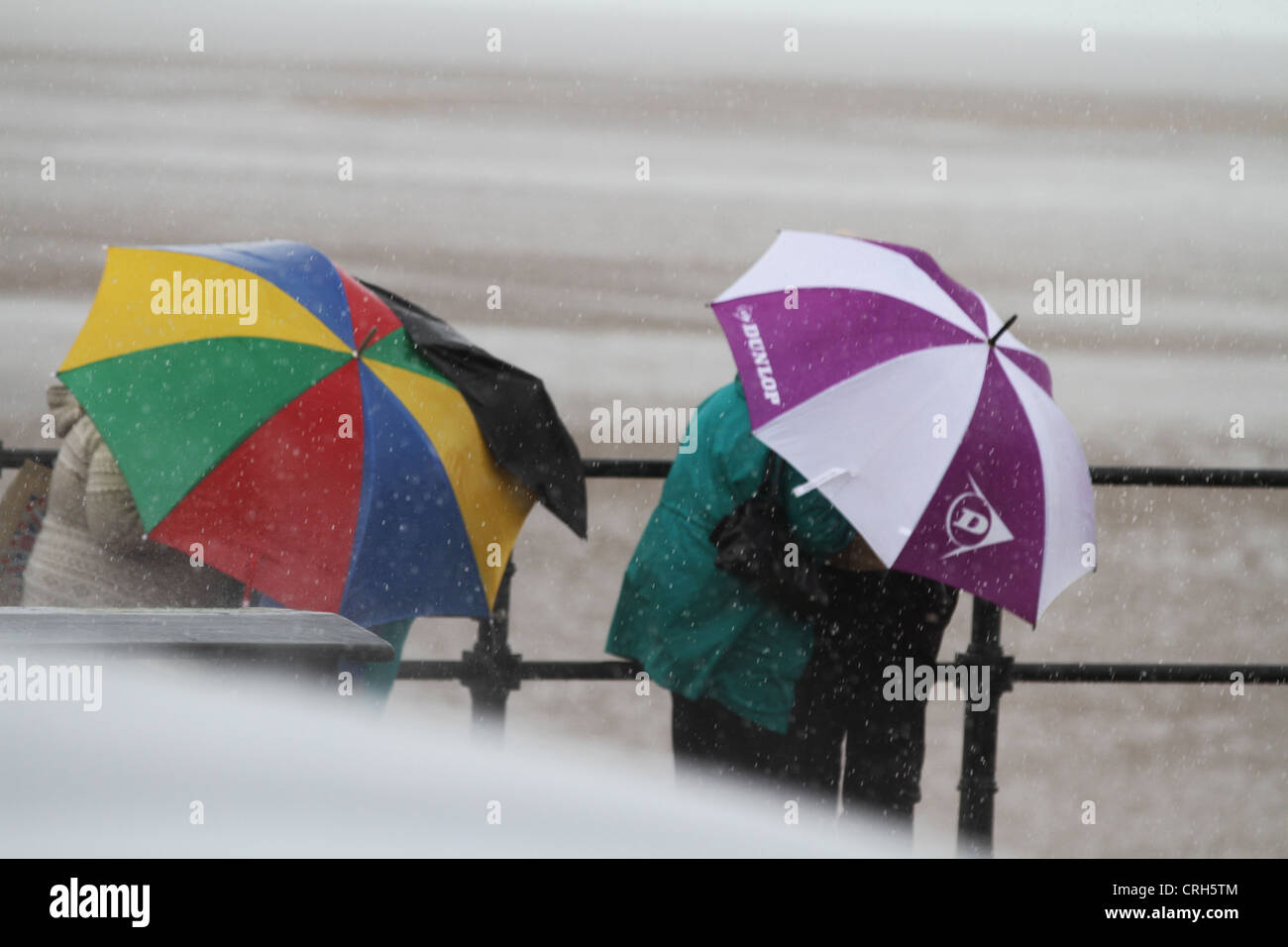 La station balnéaire britannique la Grande-Bretagne des pluies pendant une tempête de pluie d'été Banque D'Images
