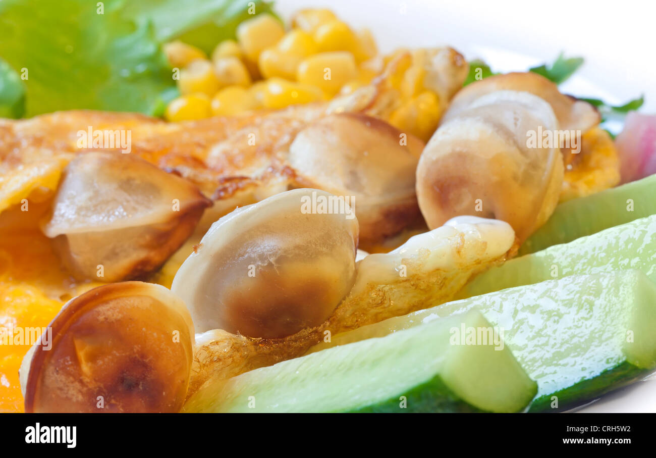 Egg omelette aux légumes rôtis et pelmeni (raviolis de viande). La cuisine russe moderne de tous les jours Banque D'Images