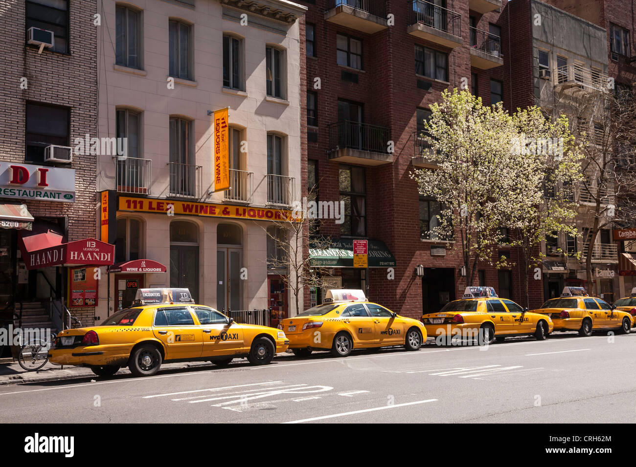Les taxis sur Lexington Avenue ,Shop fronts, les entreprises indiennes, Murray Hill, NEW YORK Banque D'Images