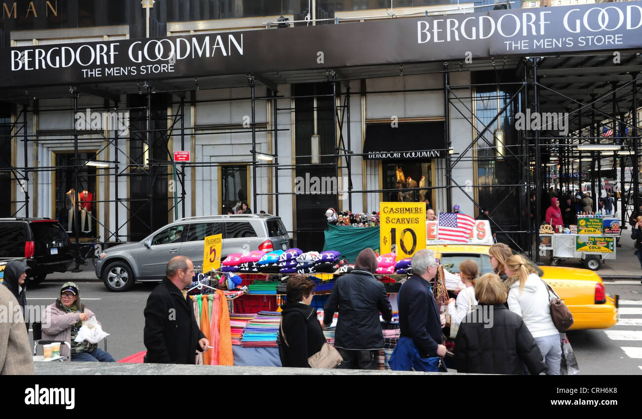 Voir des gens se promener en plein air shopping blocage trottoir vente de vêtements Cachemire foulards, East 58th Street at 5th Avenue, New York Banque D'Images