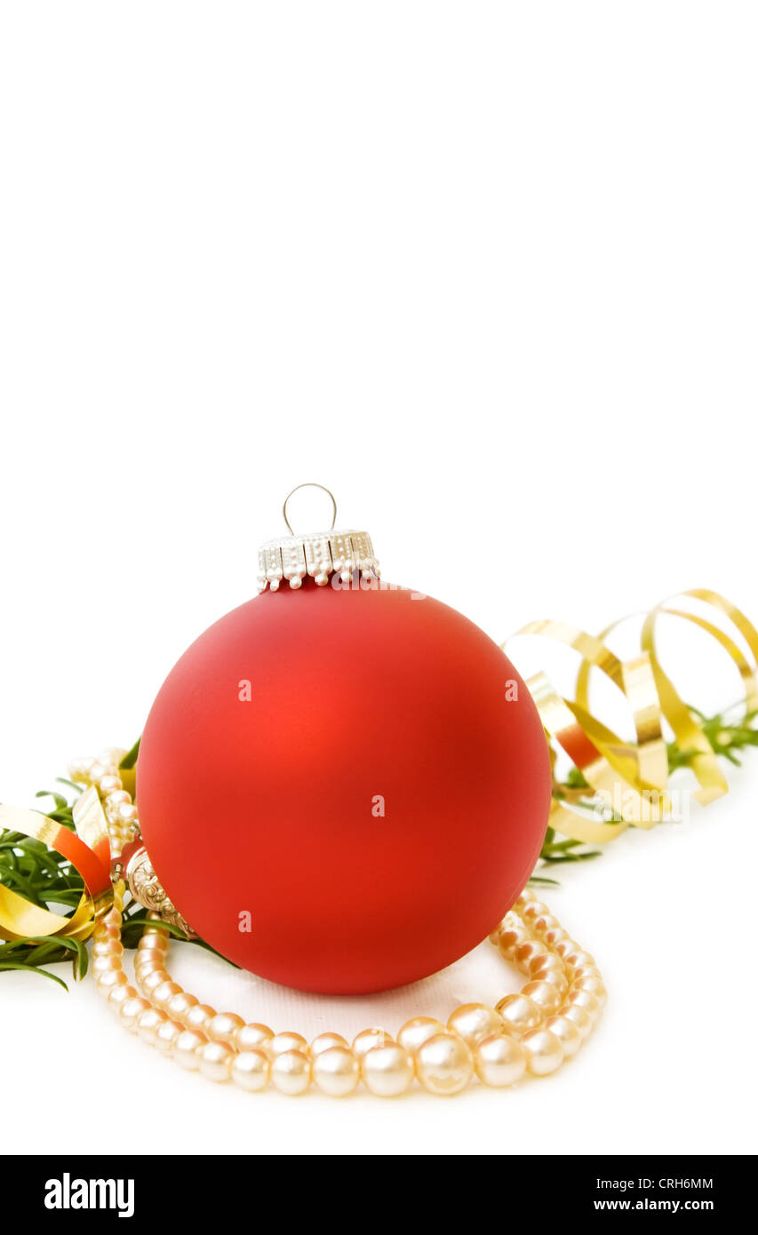 Carte de vœux de Noël avec babiole rouge, perles et branche d'arbre de pin. Isolé sur fond blanc avec de la place pour votre texte. Banque D'Images