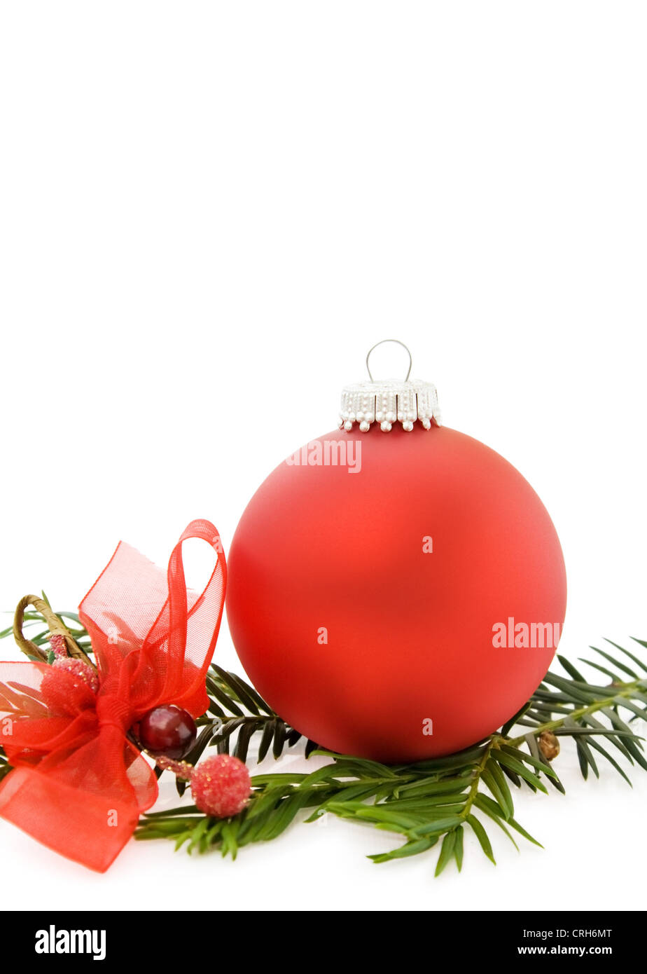 Carte de vœux de Noël avec festive babiole rouge, rubans et pine tree branch. Isolé sur fond blanc. Banque D'Images