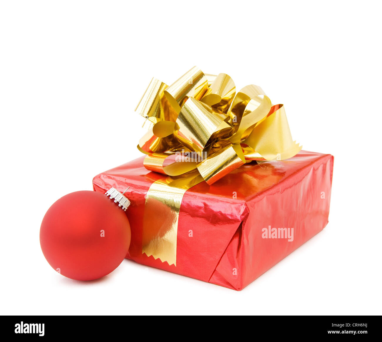 Célébration de Noël avec les cadeaux de fête et babiole rouge traditionnel. Plus isolé sur fond blanc. Banque D'Images