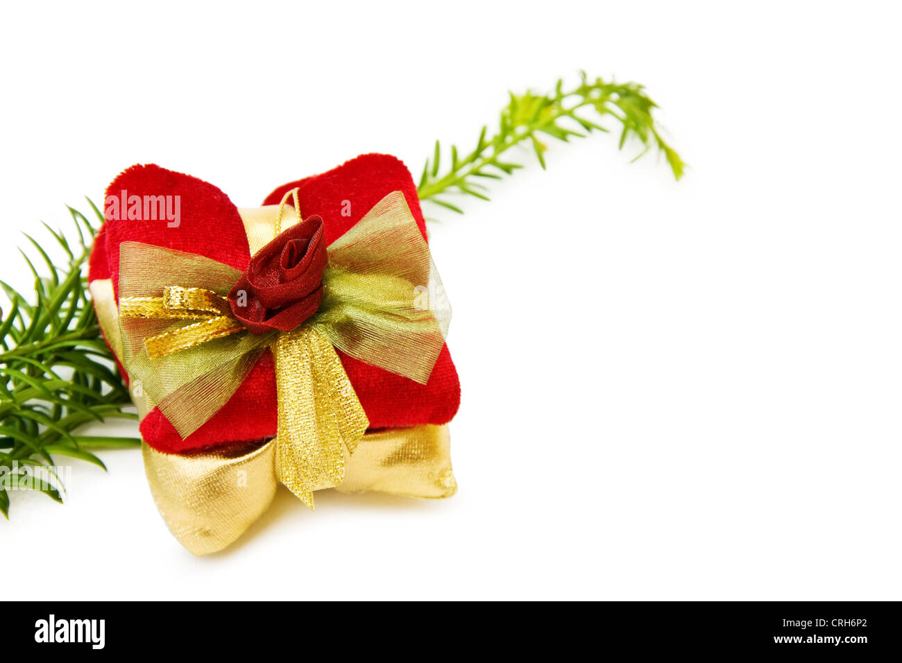 Célébrer Noël avec traditionnel pin arbre branche et vintage décoration cadeaux. Isolé sur fond blanc. Banque D'Images