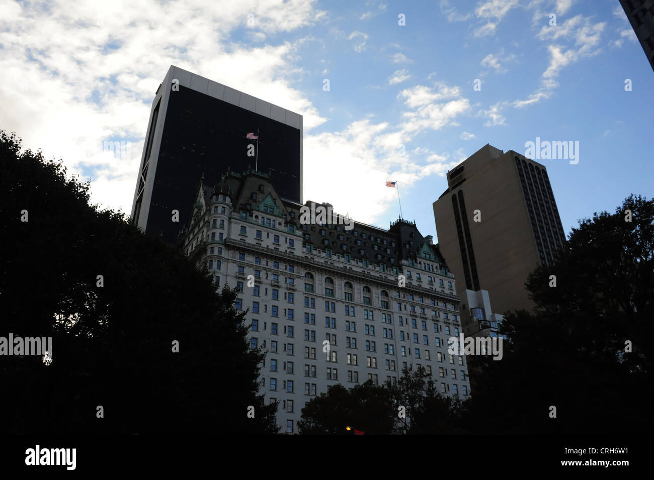 Ciel bleu nuages blancs voir le marbre blanc Plaza Hotel, Solow Building, à partir de Grand Army Plaza, Central Park South, New York Banque D'Images
