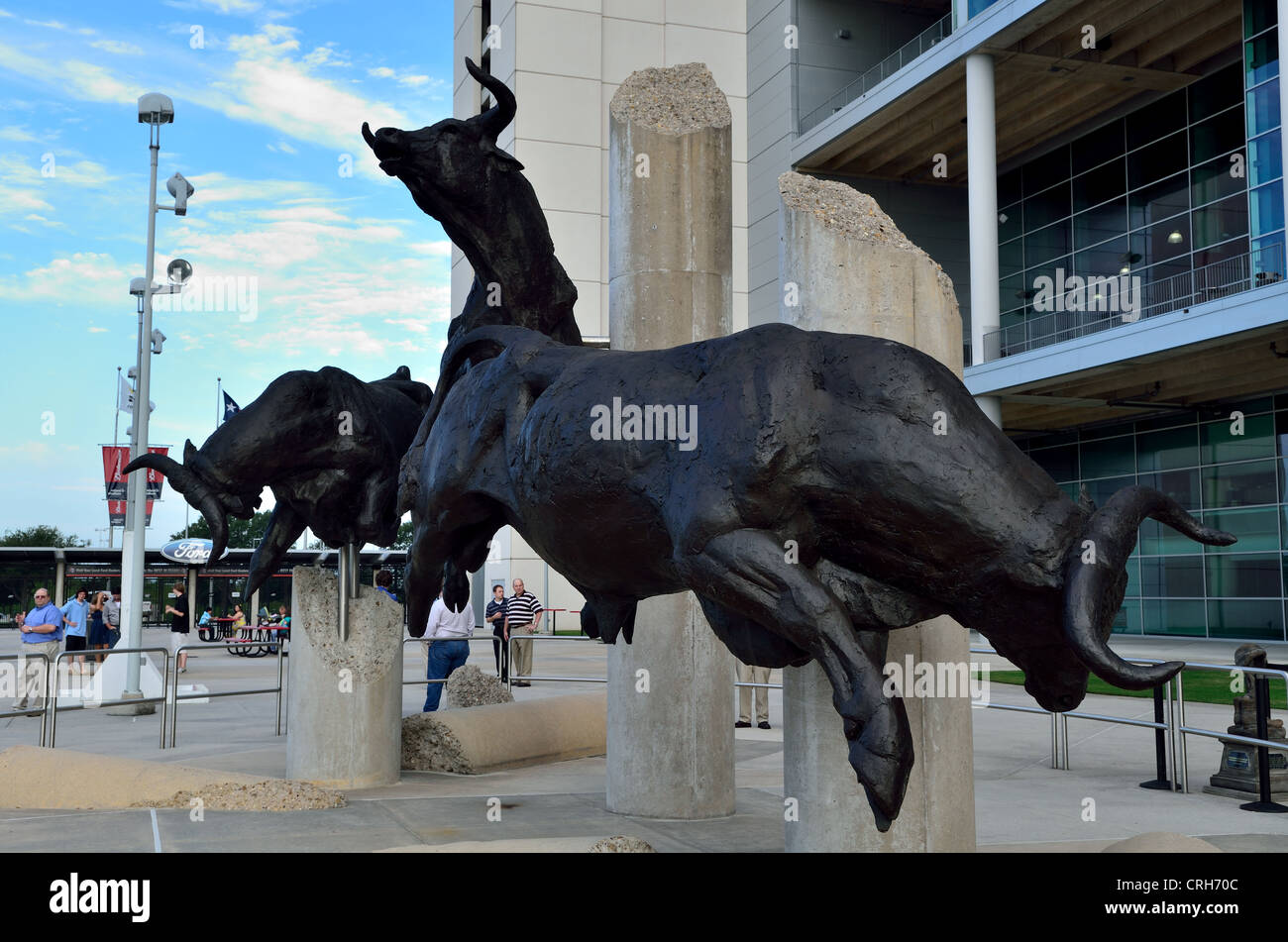 Sculpture en bronze de raging bulls en face du Reliant Stadium. Houston Texas, USA. Banque D'Images