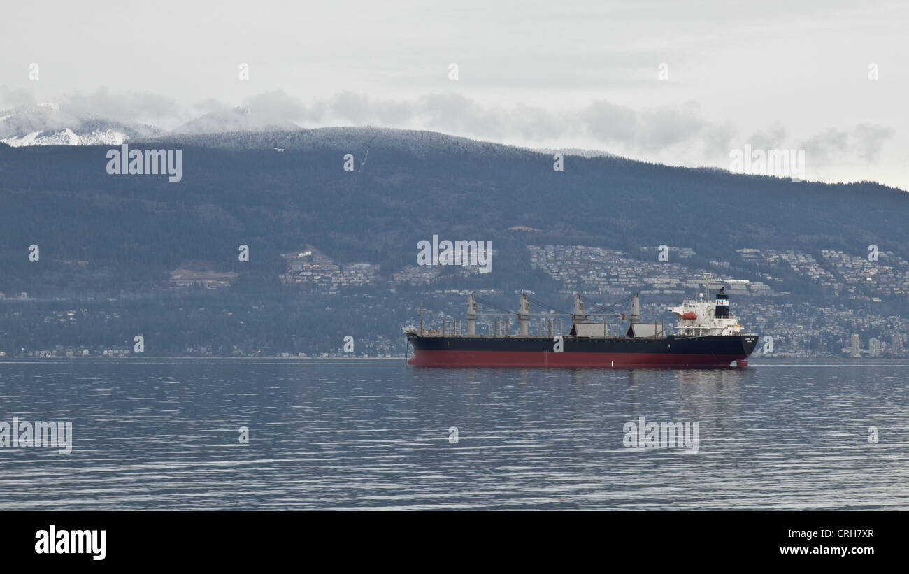 Cargo attend avec le maintenir la porte ouverte dans la Manche le long du  littoral de Vancouver sous un ciel couvert journée d'hiver Photo Stock -  Alamy