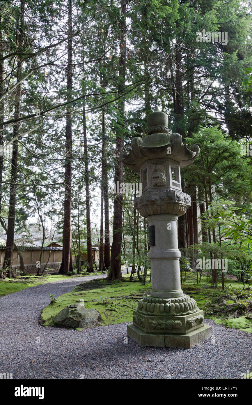 Une grande lanterne japonaise traditionnelle se dresse sur le chemin à  l'intérieur de Nitobe Memorial Garden au cours du printemps à Vancouver  Photo Stock - Alamy