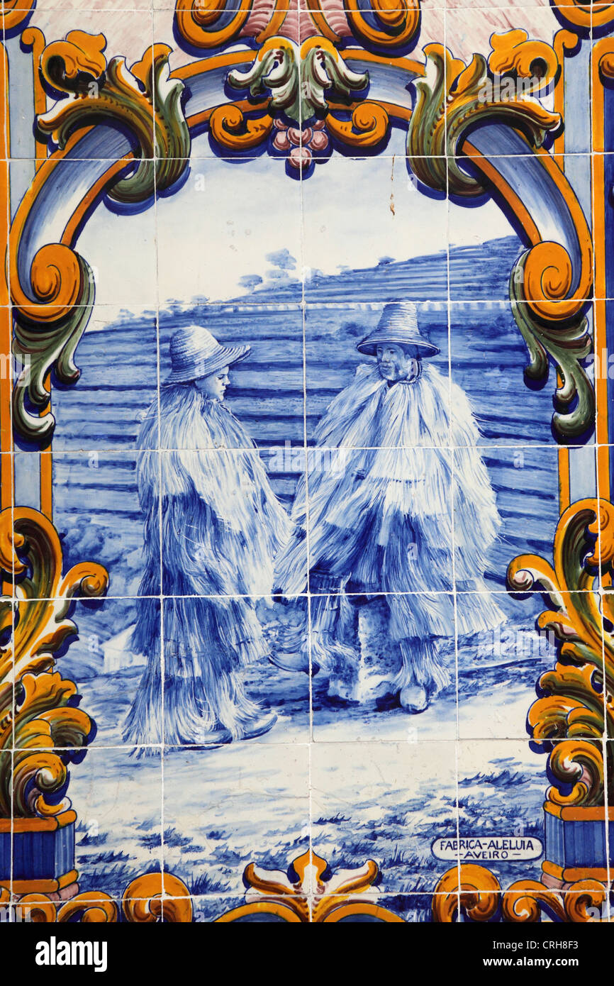 Manteaux de paille traditionnel sont représentés dans des tuiles azulejo à la gare en Pinhao, Portugal. Banque D'Images