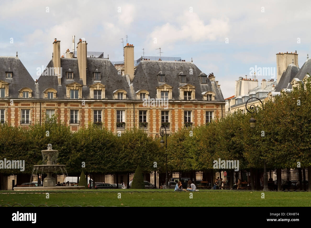 La Place des Vosges à Paris, France Banque D'Images