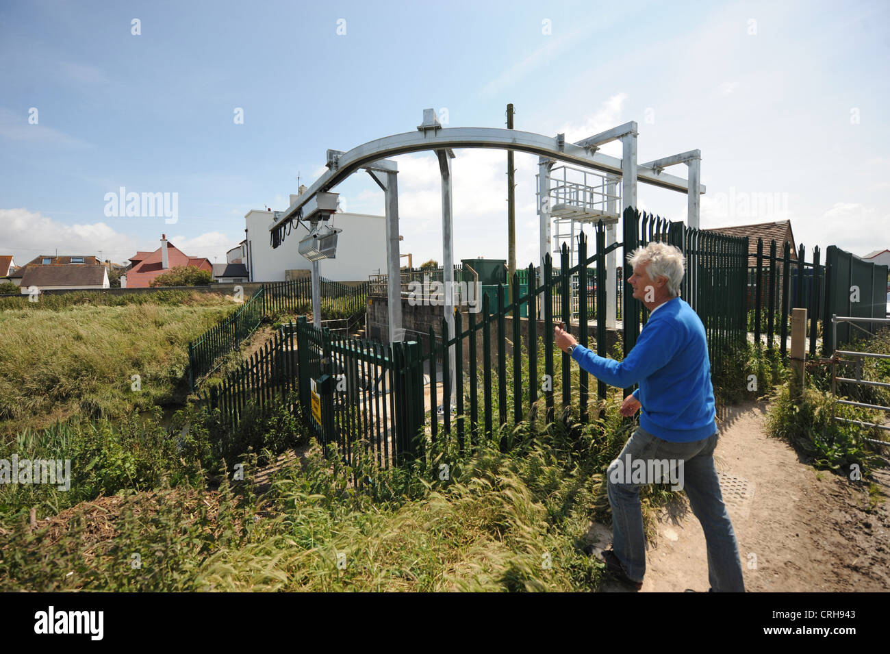 Certains résidents de l'Ferring près de Worthing Sussex sont en colère à propos de l'Agence de l'environnement nouvelles machines de compensation contre les mauvaises herbes Banque D'Images