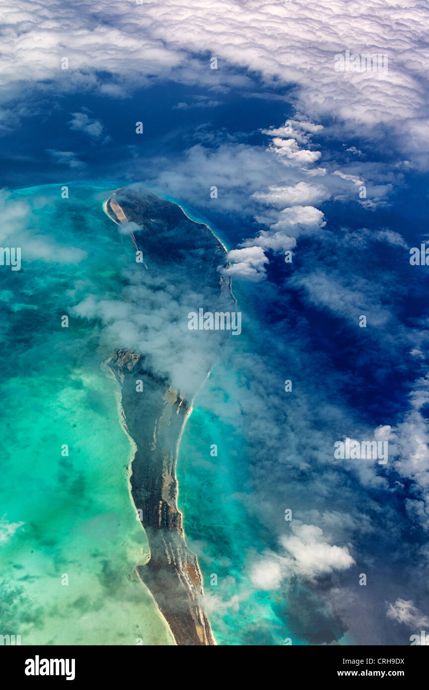 Vue aérienne des îles et des nuages dans les Bahamas. Banque D'Images