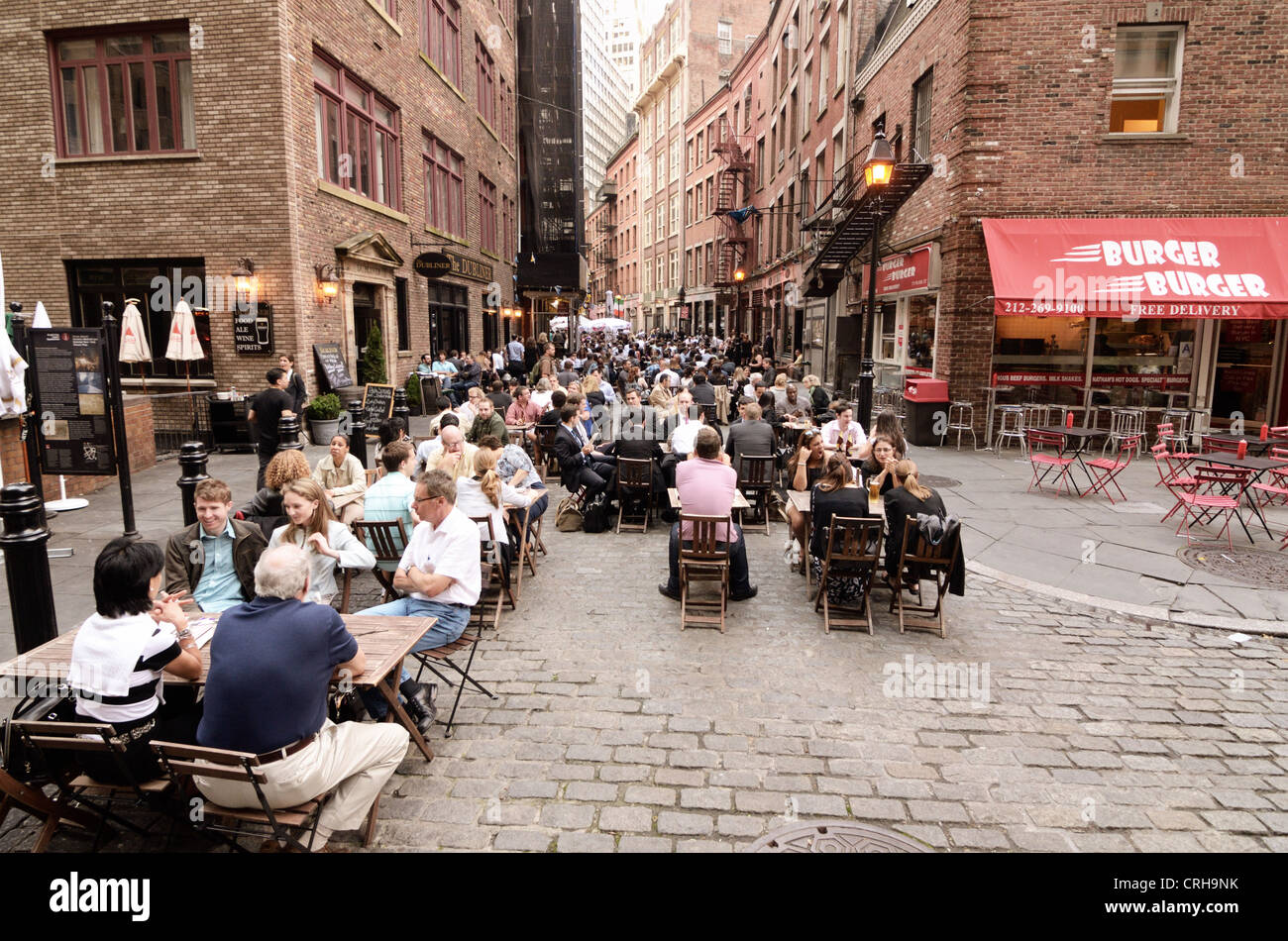 Stone Street dans le Lower Manhattan est un hot spot de plein air populaires. Banque D'Images