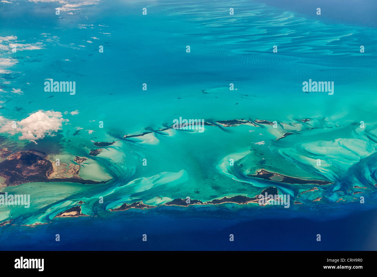 Vue aérienne des îles et des nuages dans les Bahamas. Banque D'Images
