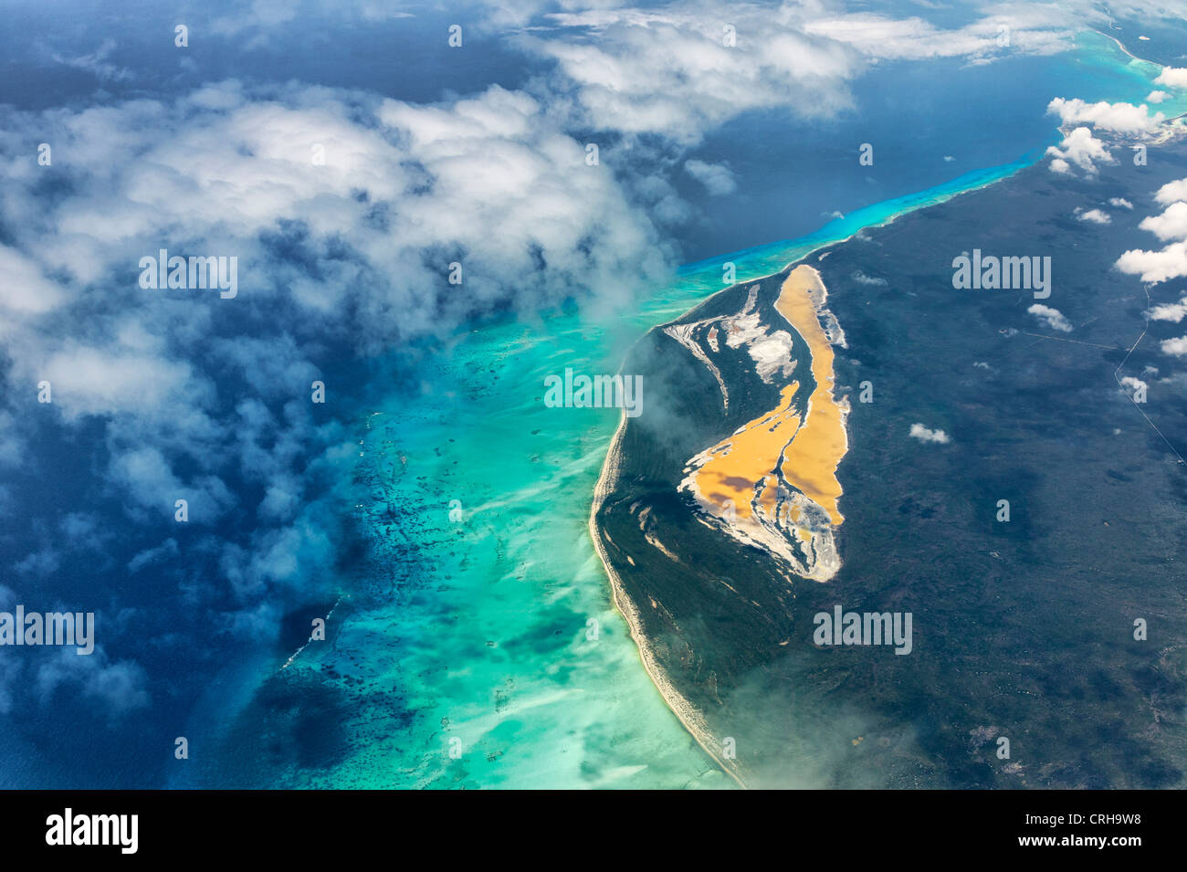 Vue aérienne des îles et des nuages dans les Bahamas. Banque D'Images
