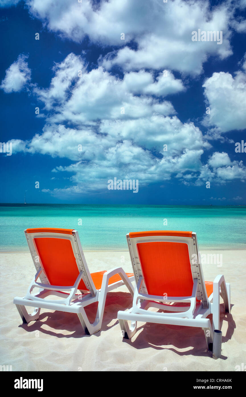 La sapotille bay avec des chaises de plage. Providenciales. Îles Turques et Caïques Banque D'Images
