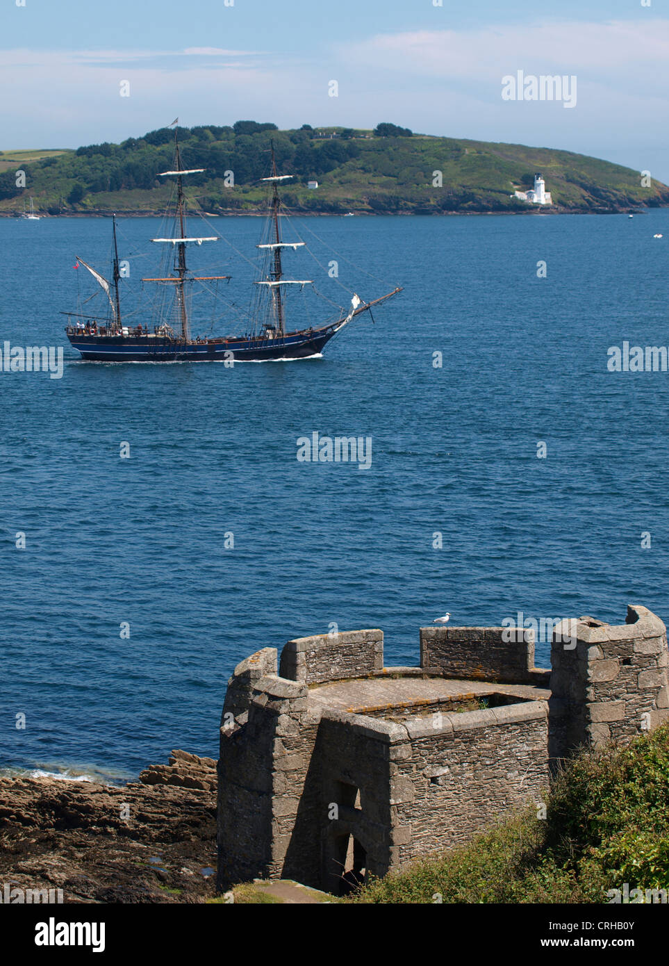 Tall Ship passant le blockhaus connue sous le nom de Little Dennis, Point de Pendennis, Falmouth, Cornwall, UK Banque D'Images