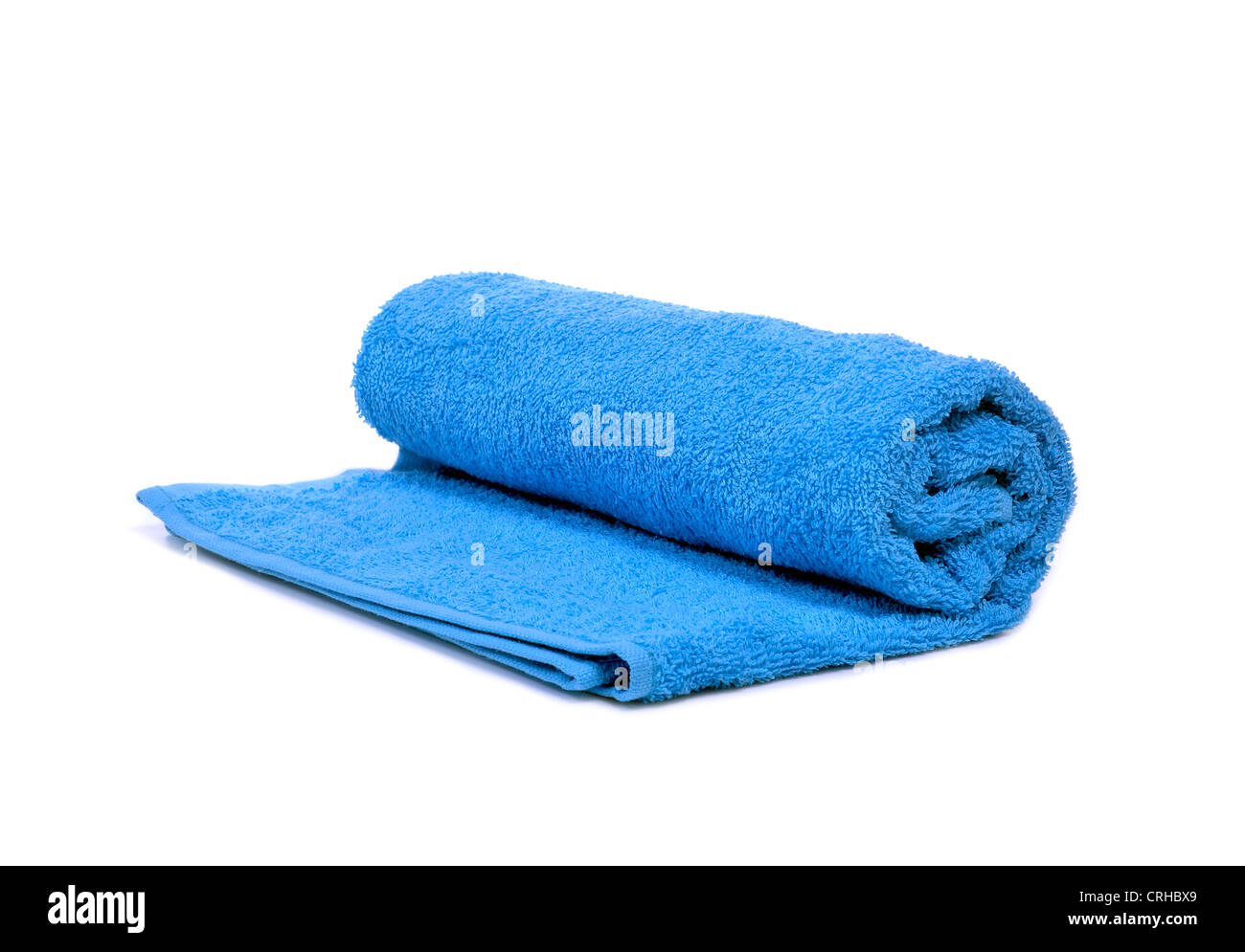 Une serviette bleu enroulé sur un fond blanc Banque D'Images