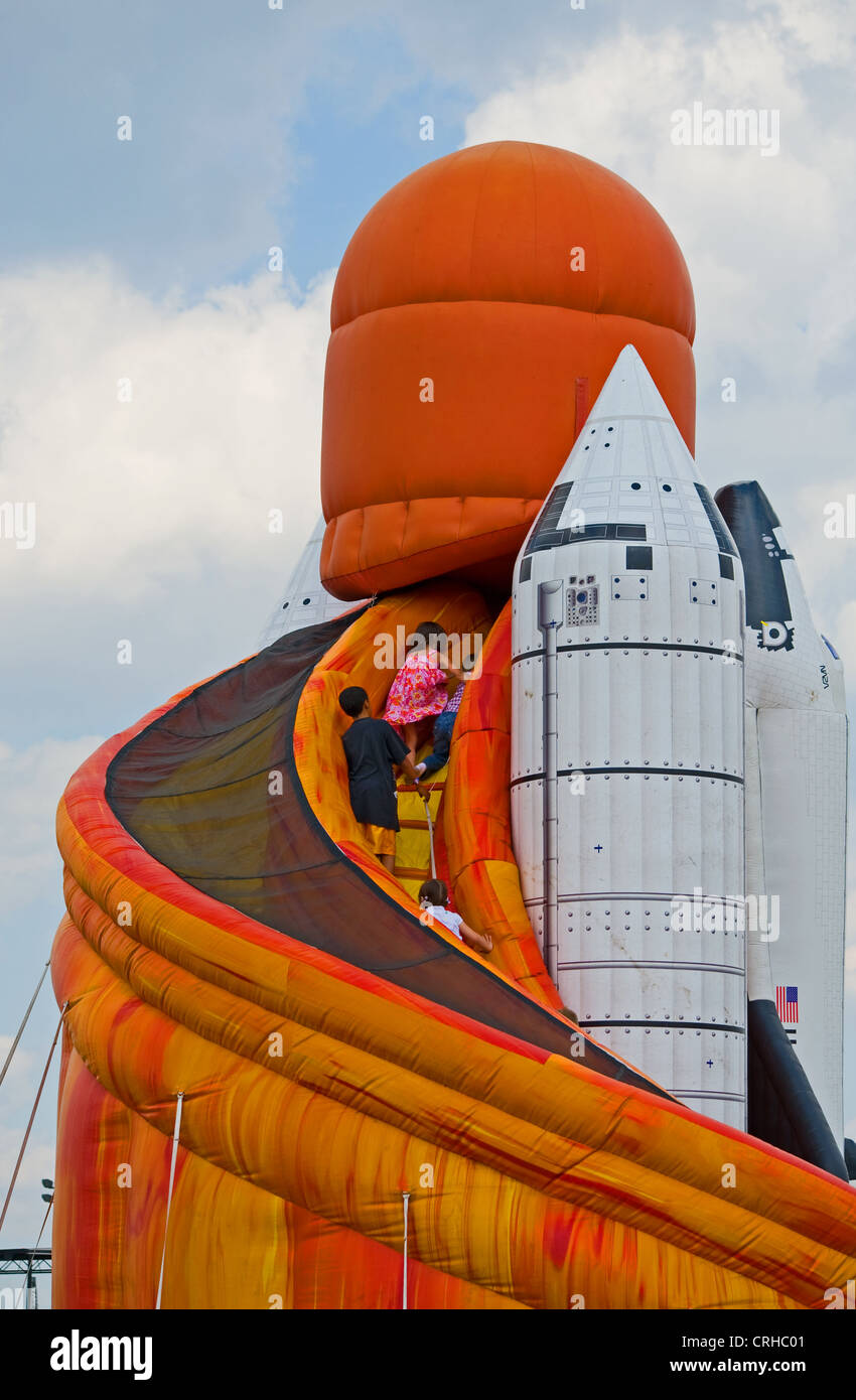 Deux enfants l'ascension de la tour de missiles air fest à afficher Banque D'Images