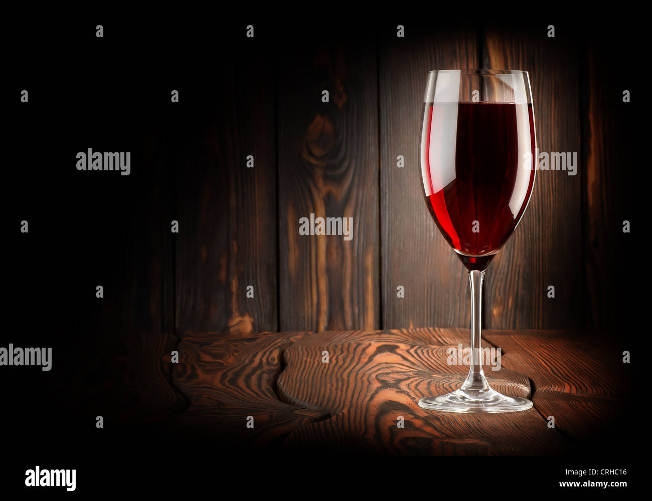 Verre de vin rouge sur un fond de bois Banque D'Images