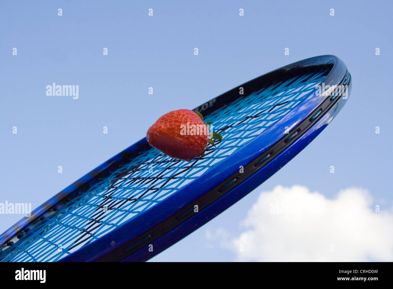 Raquette de tennis et de fraise Banque D'Images