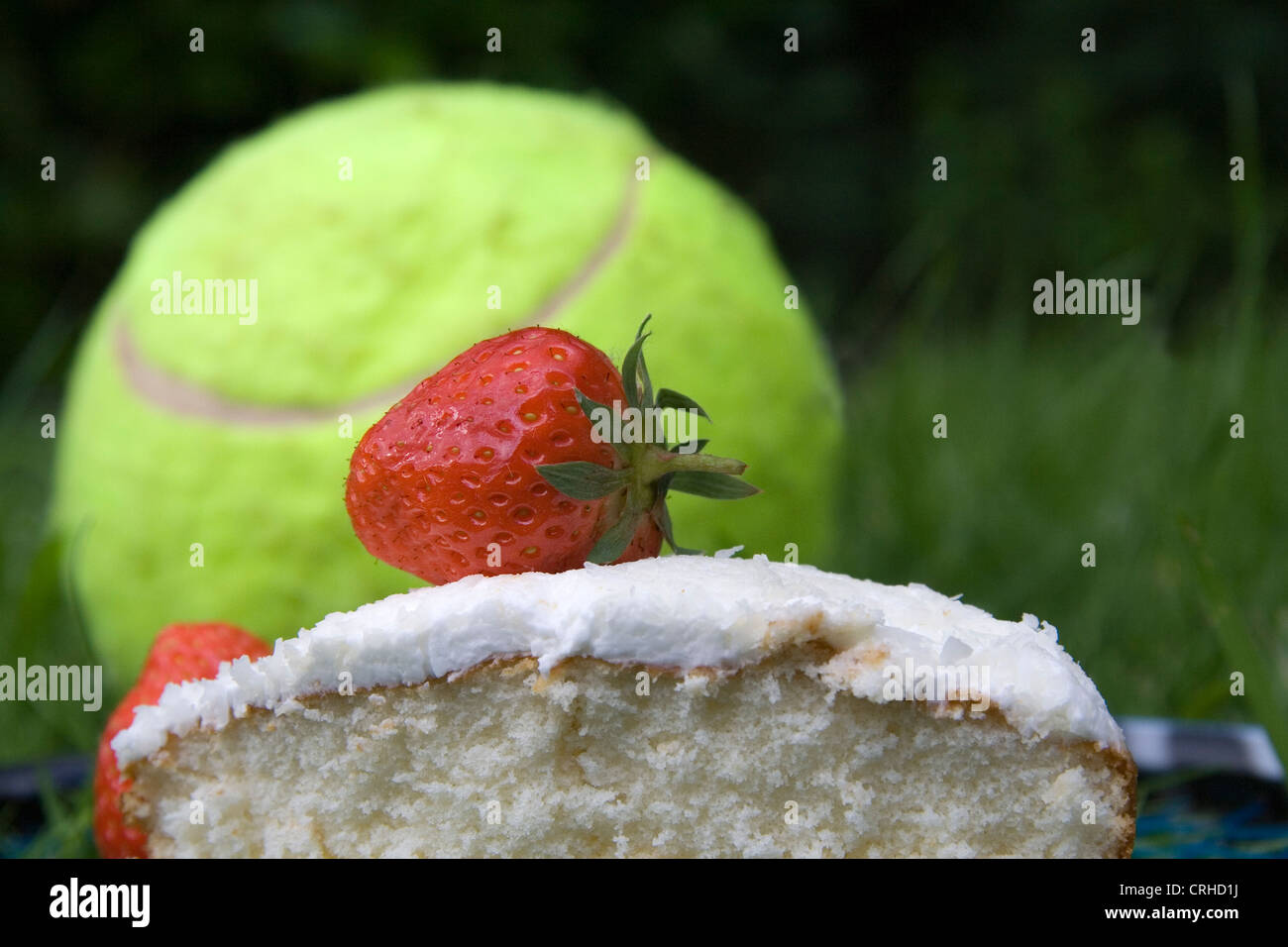 La saison de tennis sur gazon commence par le ballon, les fraises et la crème Banque D'Images