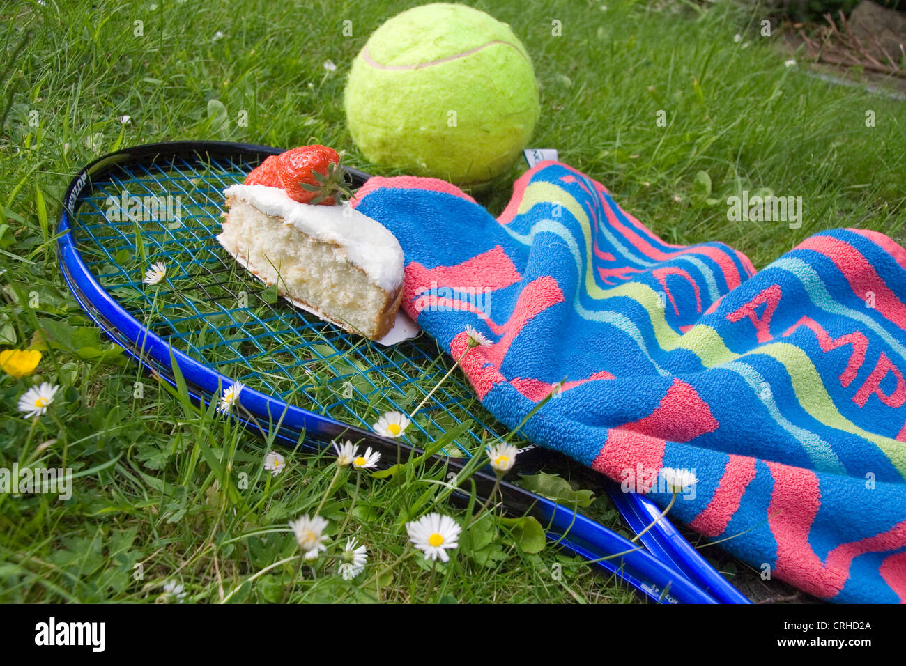 Raquette de tennis et balle sur l'herbe montrant des espoirs déçus Banque D'Images