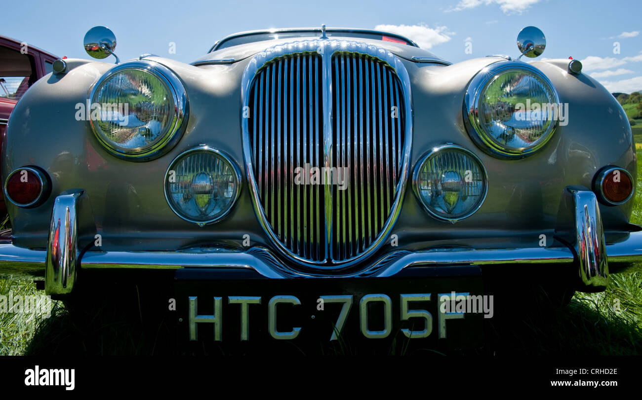 Une tête sur, prise de vue au grand angle d'un des années 60, avec quatre phares Daimler d'argent. Banque D'Images