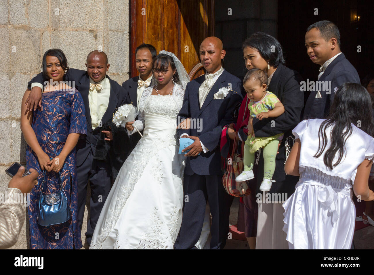 Le malgache mariée et le marié à l'extérieur de l'église, Antananarivo,  Madagascar Photo Stock - Alamy