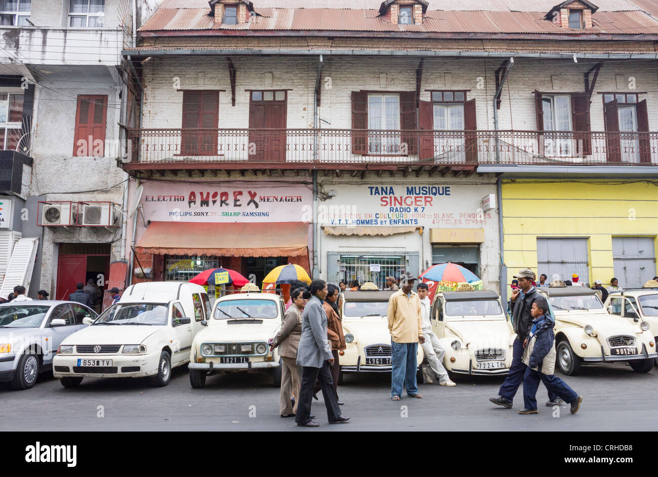 2CV Citroën voitures sur rue, Antananarivo, Madagascar Banque D'Images