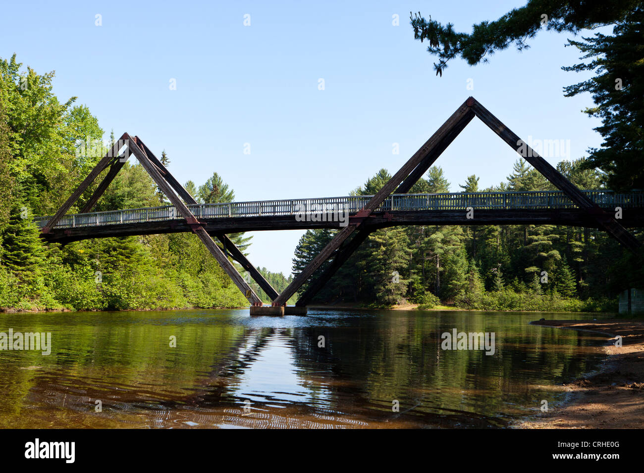 Pont de bois dans le parc de la Mauricie au Québec, Canada Banque D'Images