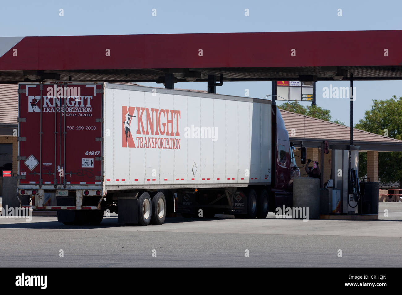 Camion semi-remorque à une station-service Banque D'Images