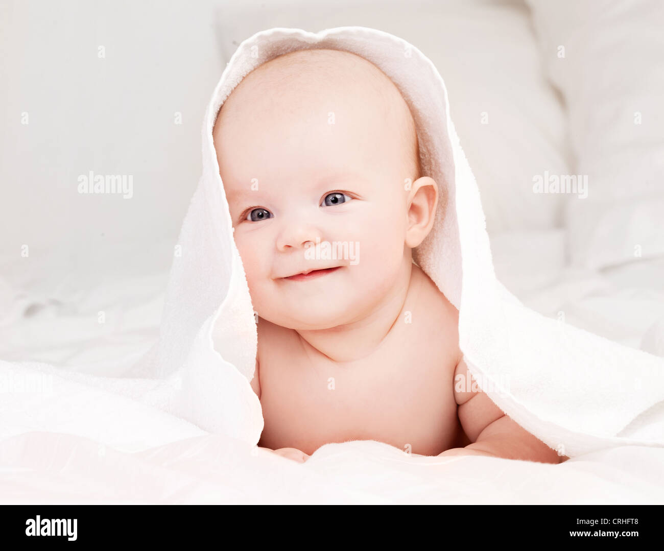 Happy Baby in bed Banque D'Images