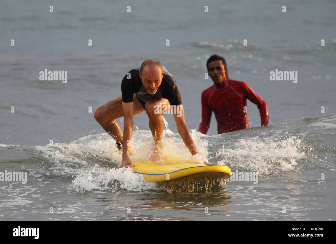 Surfer avec instructeur de surf sur la plage de Samara, Guanacaste, Costa Rica. Banque D'Images