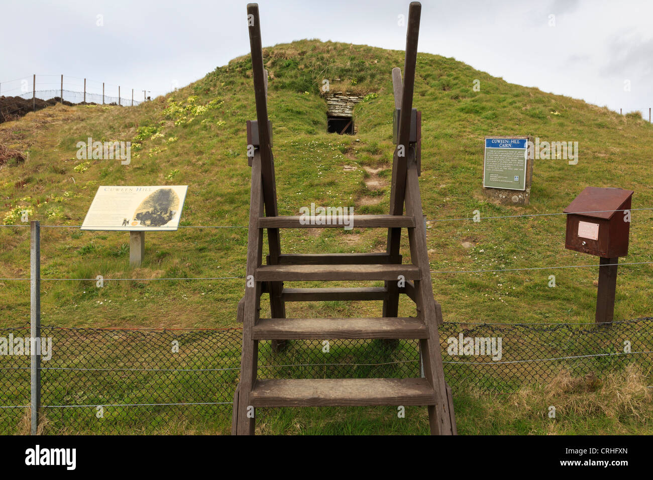 Stile de l'échelle de Cuween recloisonnées cairn de pierres néolithiques chambre funéraire de l'âge ou le tombeau d'environ 3000BC sur les îles Orkney Ecosse Banque D'Images
