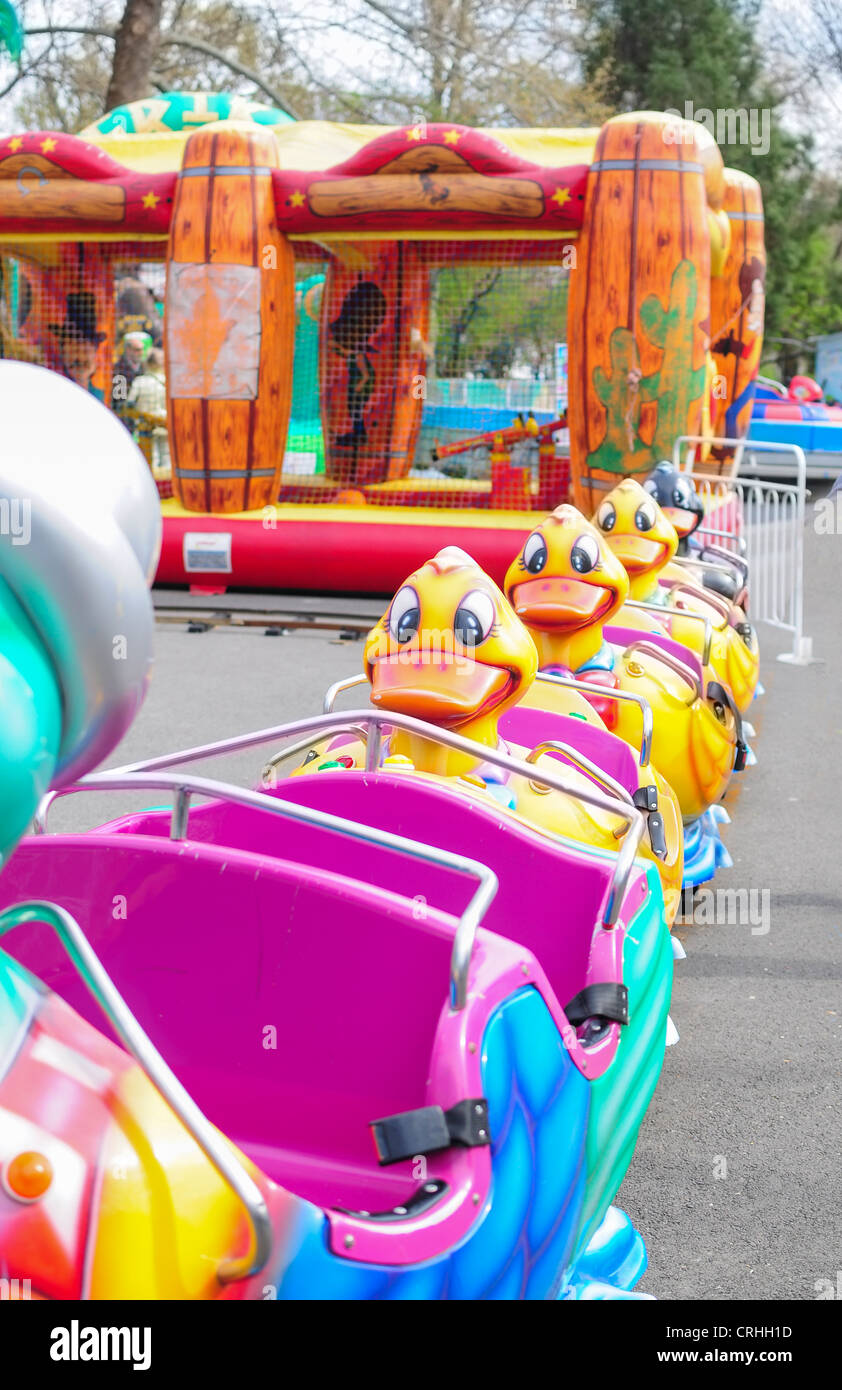 Mini train rose avec des canards dans un parc d'attractions Banque D'Images