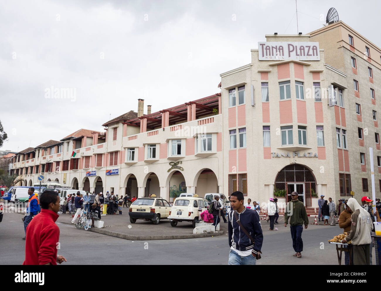 Scène de rue en dehors de Tana Plaza Hotel, Avenue de l'indépendance, Antananarivo, Madagascar Banque D'Images