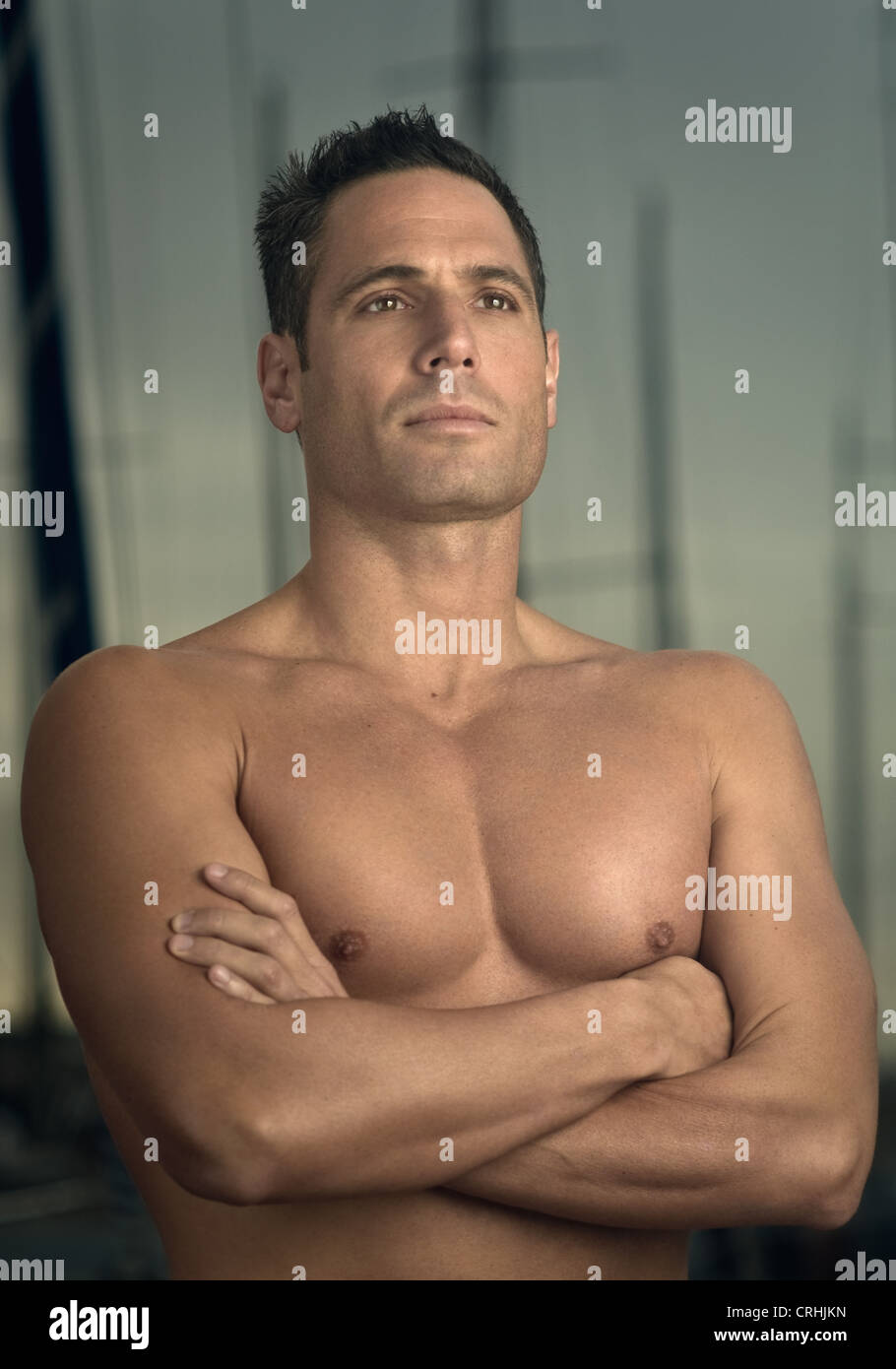 Man standing with arms crossed Banque D'Images