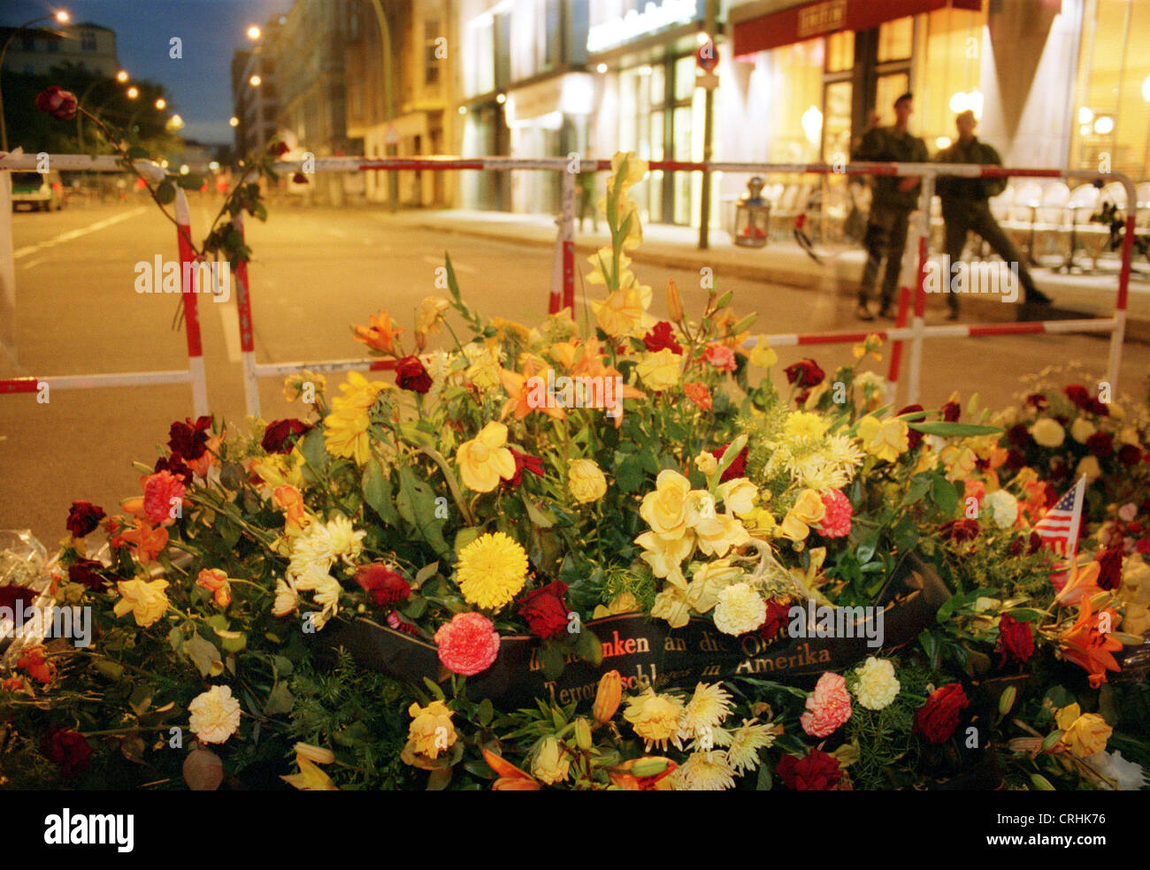 Berlin, Allemagne, fleurs à l'extérieur de l'ambassade des États-Unis à la suite des attaques terroristes Banque D'Images