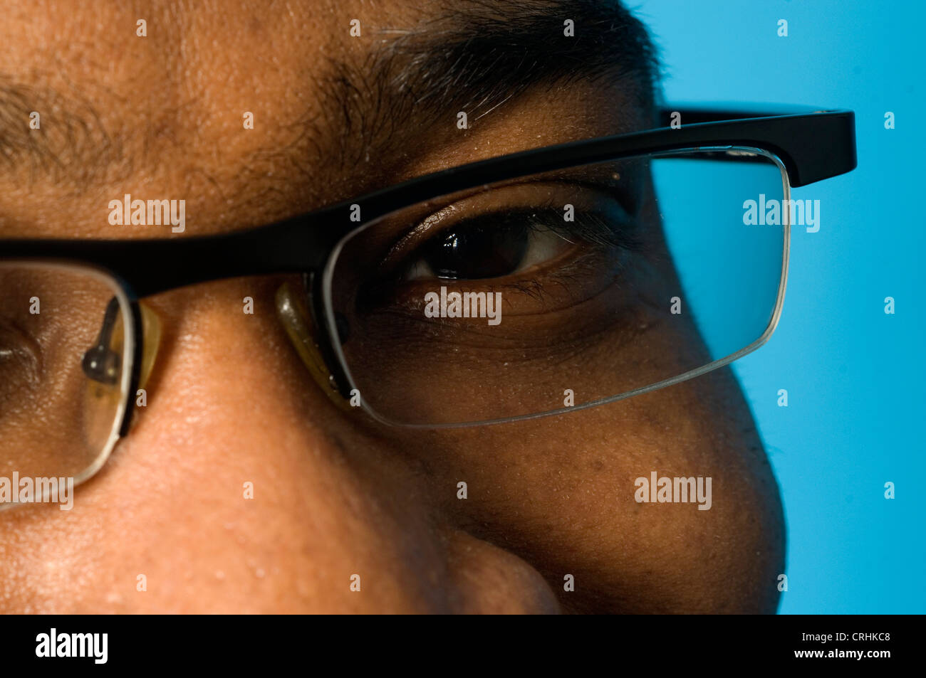 Gros plan d'une paire de lunettes avertir par un homme Banque D'Images