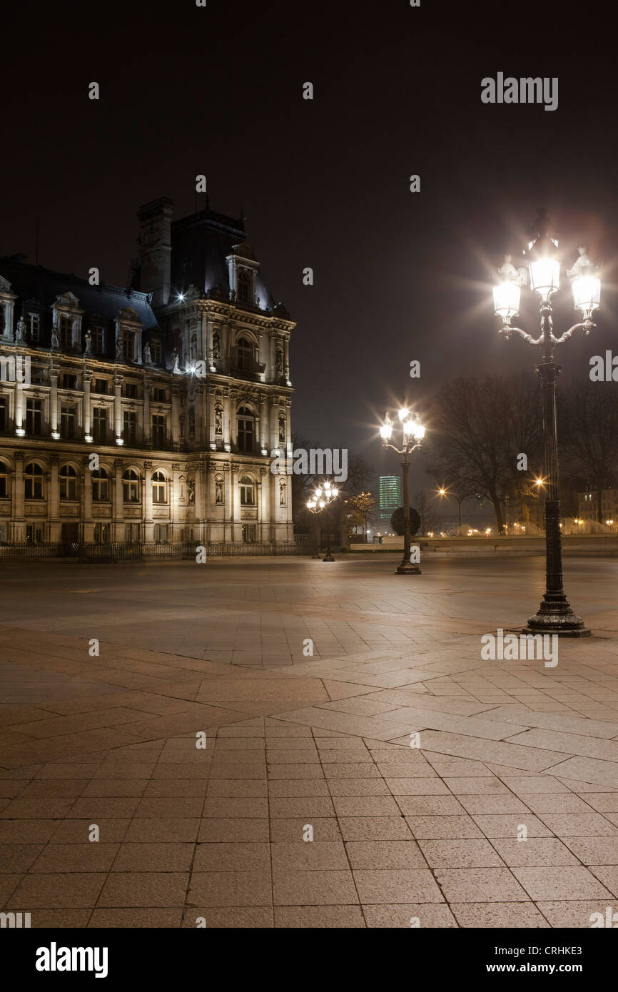 France, Paris, Place de l'Hôtel de ville illuminée la nuit Banque D'Images