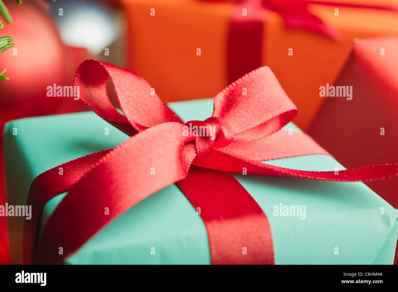 Enveloppé de fête cadeau de Noël, close-up Banque D'Images