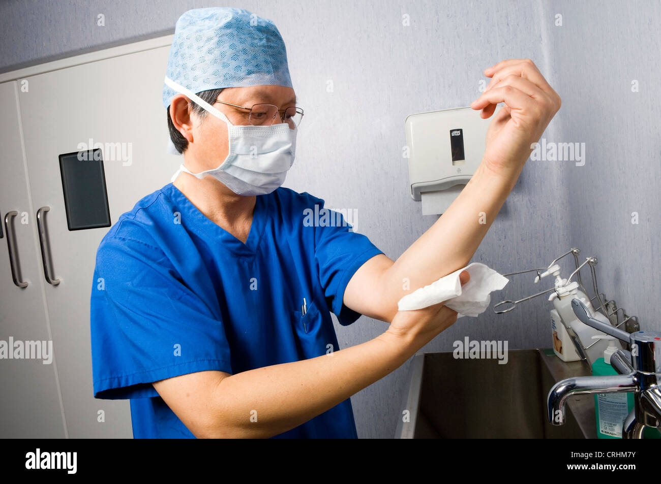 Un médecin se lave les mains dans le cadre de procédure avant et après la chirurgie. Banque D'Images