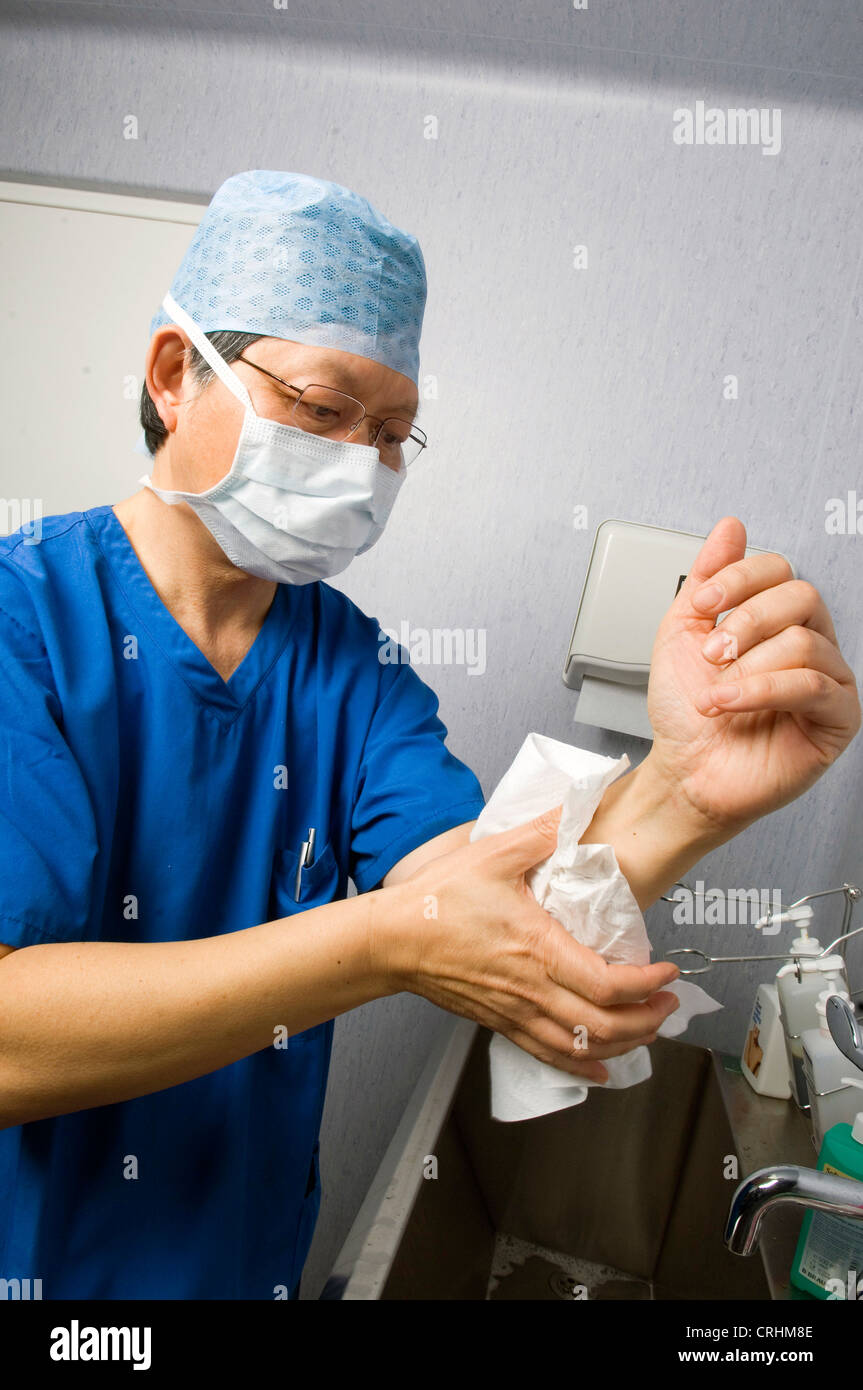 Un médecin frotte ses mains dans le cadre de procédure avant et après la chirurgie. Banque D'Images