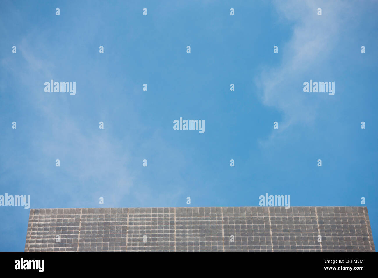 La façade de l'immeuble et ciel bleu, low angle view Banque D'Images