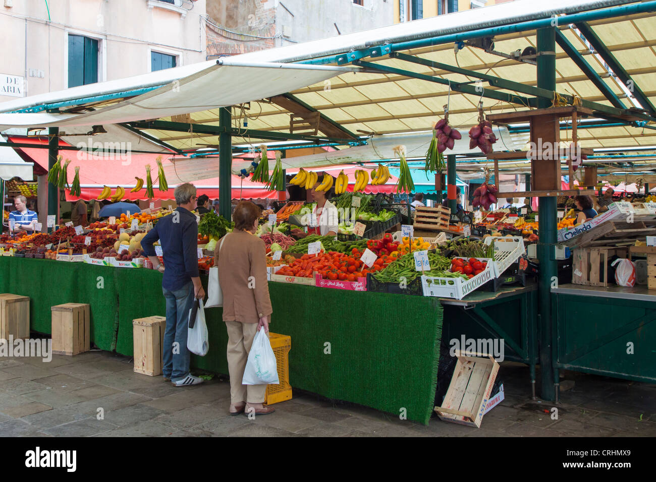 Un marché de fruits et légumes au marché du Rialto, Venise, Italie. Banque D'Images